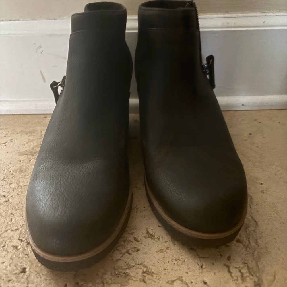 Women’s  Black Chelsea Ankle Boots - Classic Slip-On Design